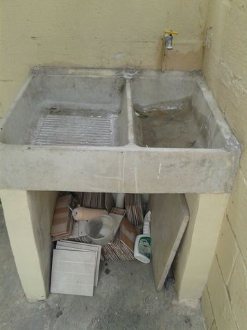 Area de lavado con toma de agua.