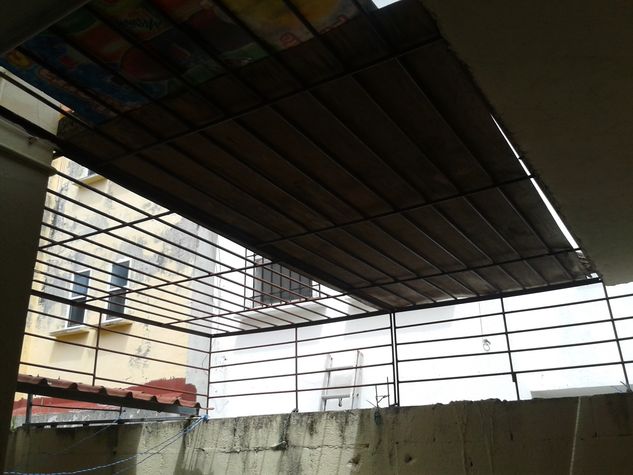 Rejas en todo el techo del patio trasero para mayor seguridad.