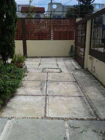 Terraza delantera a lo ancho.