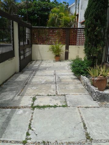Terraza delantera a lo ancho.
