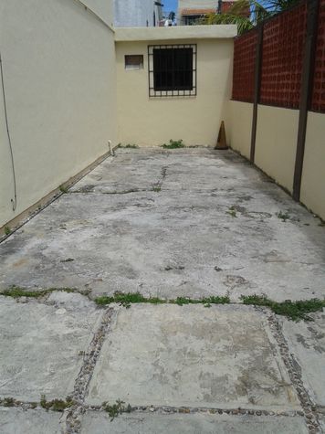 Patio lateral y estacionamiento seguro con capacidad de 2 autos.