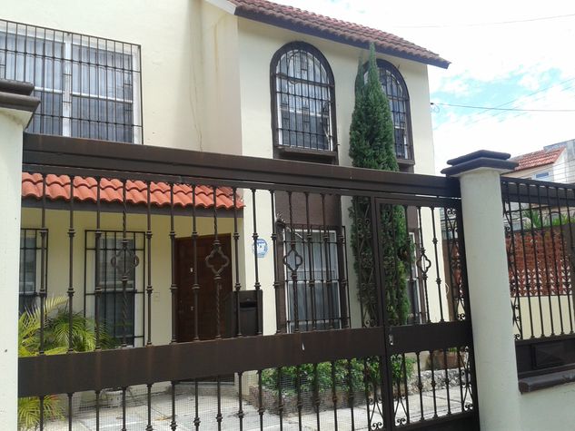 Vista frente Casa Riviera.