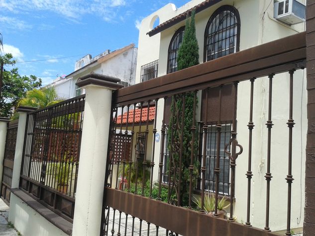 Vista frente Casa Riviera.