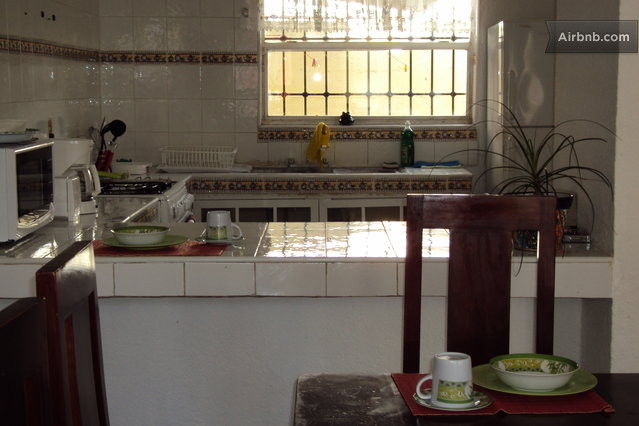 Vista de la cocina desde el comedor.