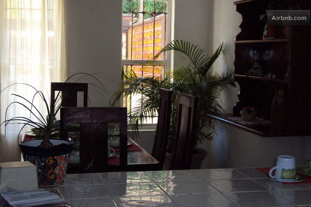 Vista del comedor desde la cocina.
