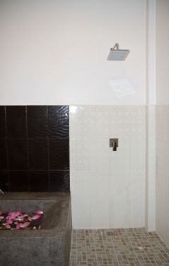 Deluxe Room Bathroom