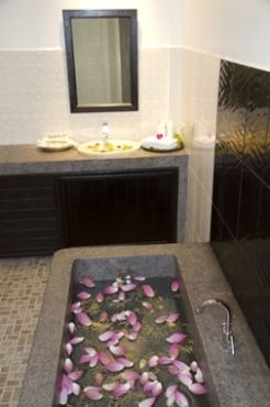 Deluxe Room Bathtub