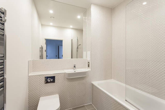 Main bathroom with tub
Main bathroom with tub