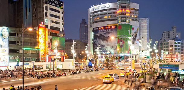 搭車3分鐘到西門町商圈,走路10分鐘可到達(3 min to Ximen Shopping Area by car and 10 min by foot )