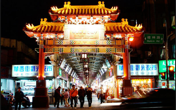 華西街夜市搭車10分鐘(10 min to Hwahsi Night Market)