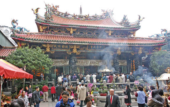 龍山寺搭車10分鐘(10 min to Longshan Temple)