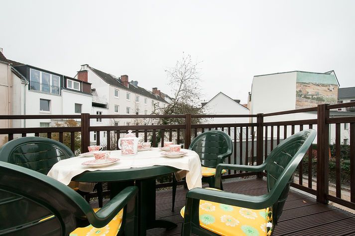 balcony (fall)
