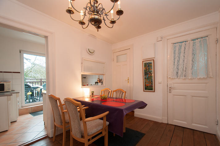 dininghall - view into kitchen/balcony