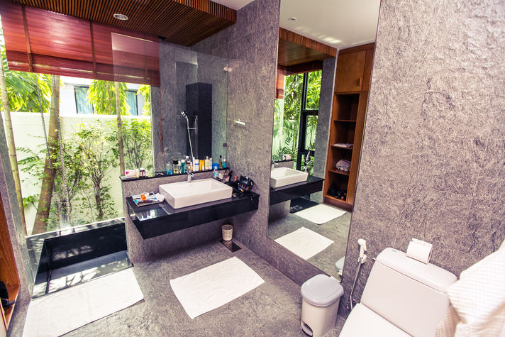 Guest bathroom (similar for both guest bedrooms)