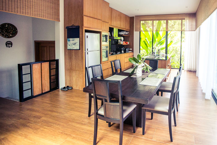 Dining table will comfortably seat all guests