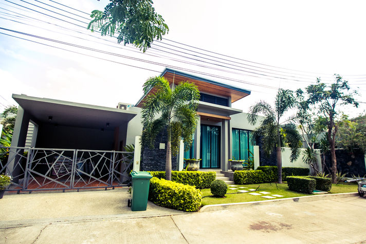 Facade, parking and entrance