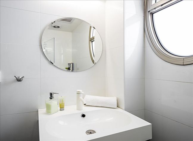 The main bathroom (second bathroom)
The main bathroom (second bathroom)