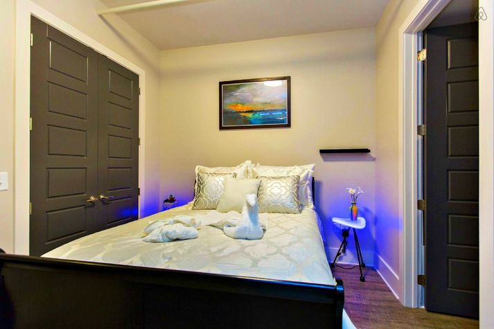 The guest bedroom offers plenty of space and an en-suite bathroom.