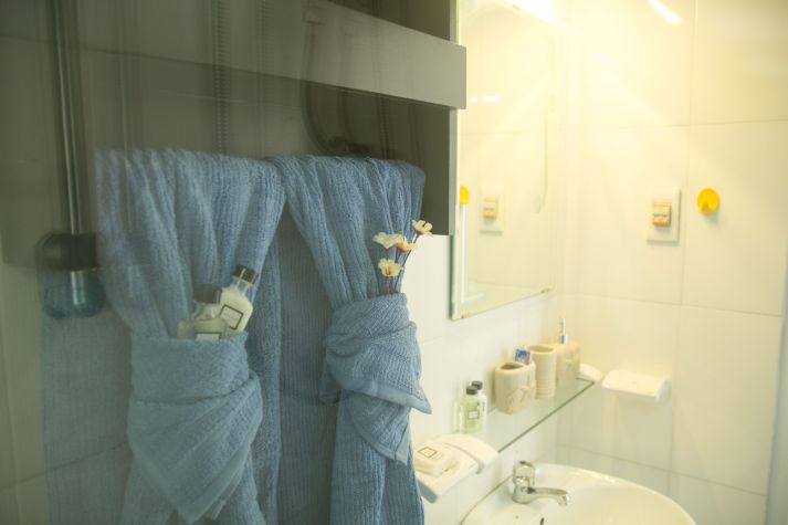 Shared bathroom: who knows towel folding could be so therapeutic? Super soft towels & bathroom essentials are provided.