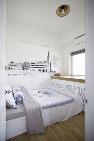 This Dalat themed bedroom has a roomy window bay where you can sit and enjoy the view.