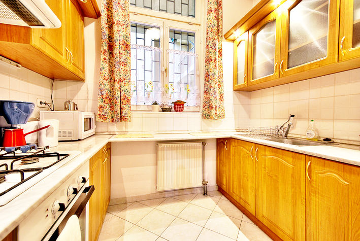bright & spacious kitchen