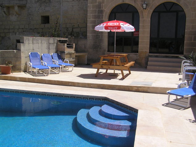 Pool and bbq area