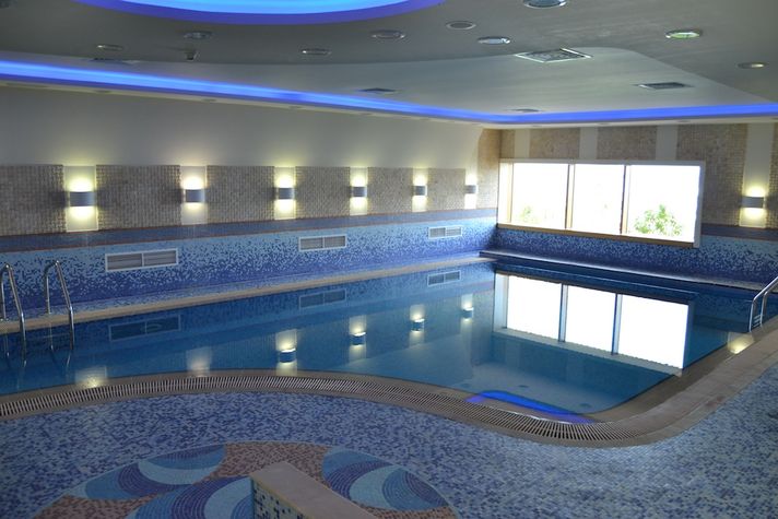IN-DOOR POOL