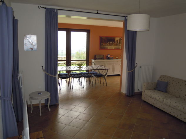 Il soggiorno con divano letto e veranda