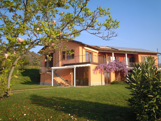 La casa vista dal giardino in primavera