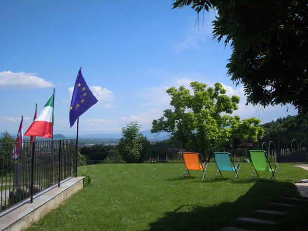 Una parte del giardino con le sedie a sdraio