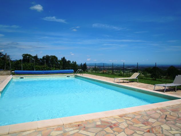 La piscina e la vista verso la pianura