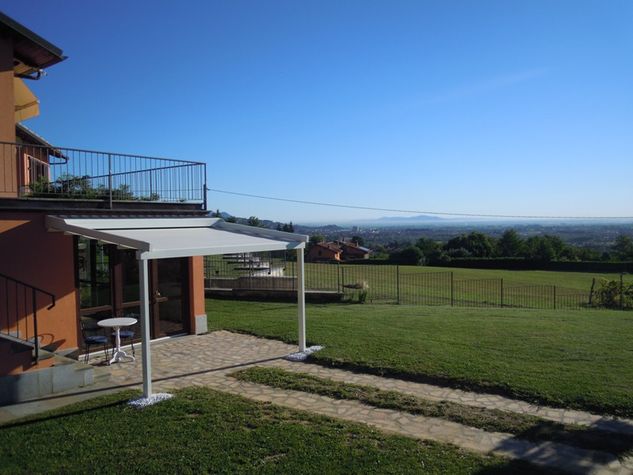 La casa con il patio e la vista verso Torino
