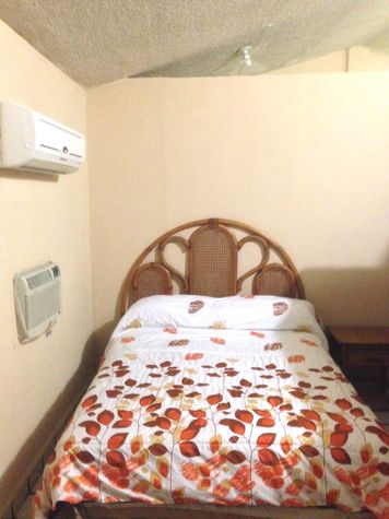 Dormitorio con cama matrimonial 