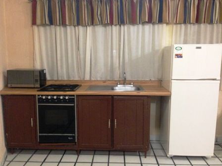 Cocina con estufa, refrigerador y Horno Microondas