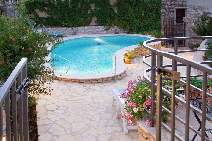 PoolOfHouse