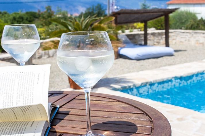 Spritzer or Gemist is a 1:1 vine and mineral water. A must in the summer heat.