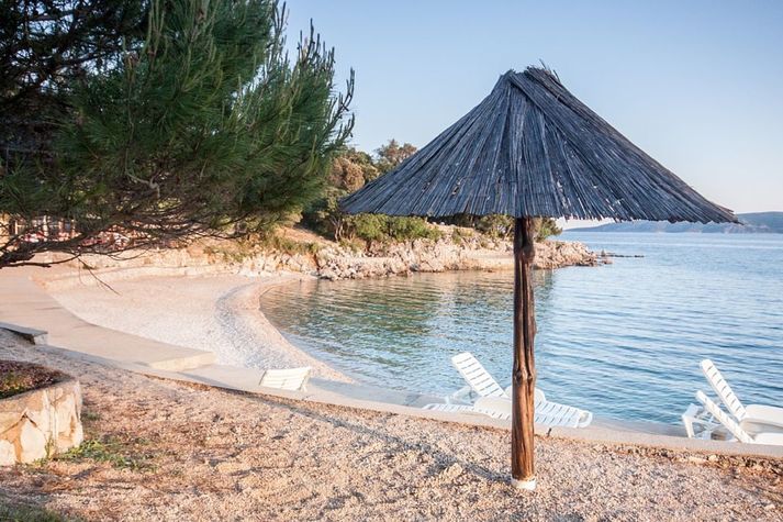 Pinezici beach, with beach bar, pebble stones and beautiful scenery.