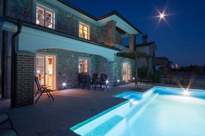 Choose a color of the pool LED and enjoy the scenery of Cres Island in the back
