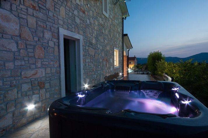Heated Jacuzzi is a welcome addon in the evenings. Wirh glas of champagne