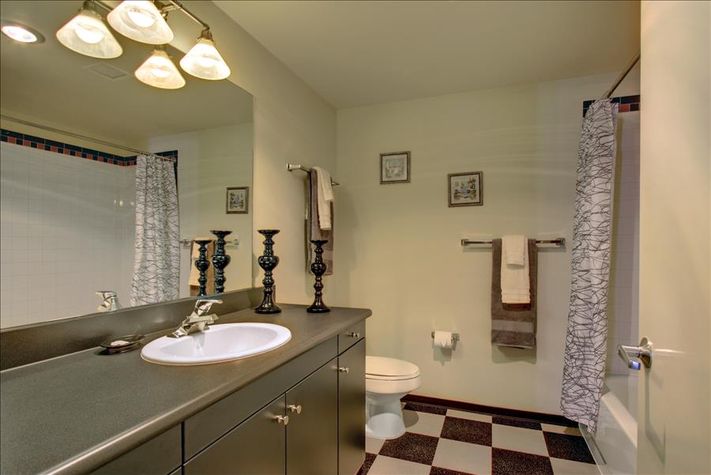 Bathroom
Bathroom