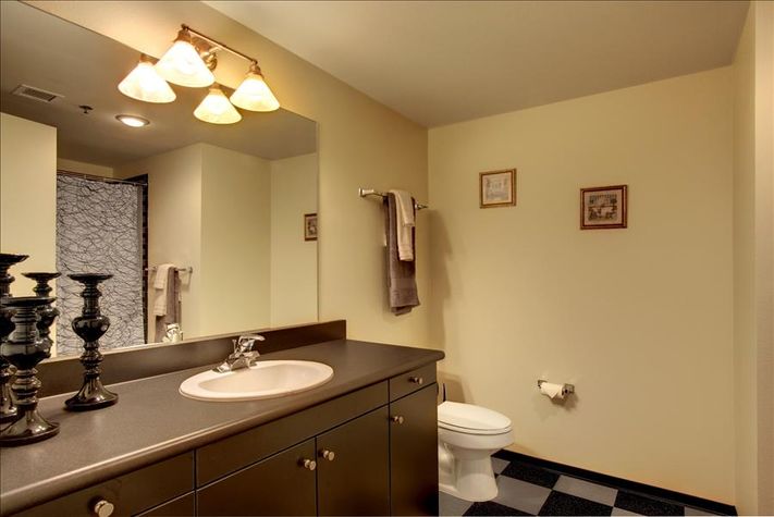 Bathroom
Bathroom