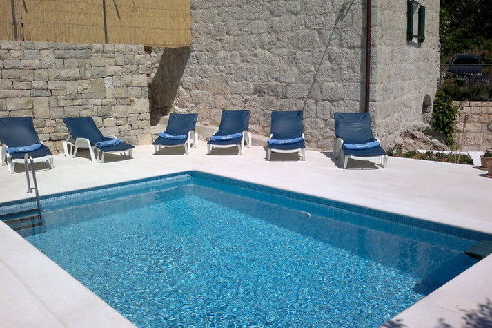 PoolOfHouse