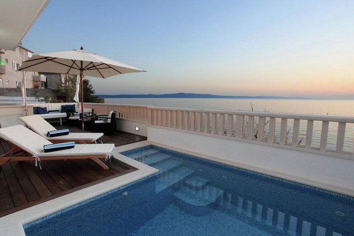 PoolOfHouse