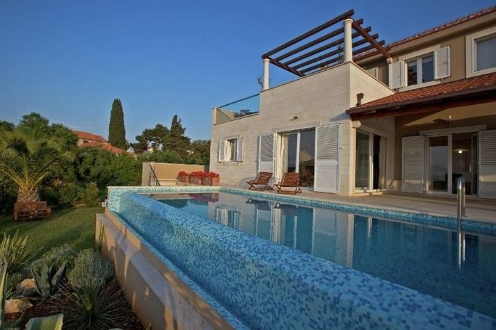 PoolOfHouse