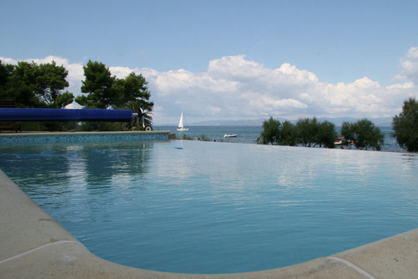 PoolOfHouse