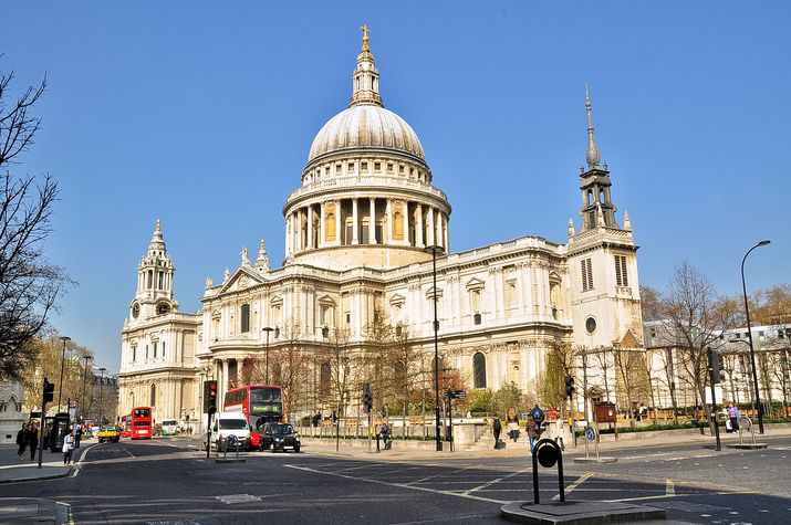 St Paul's Cathedral (2 tube stops away / 4 minutes