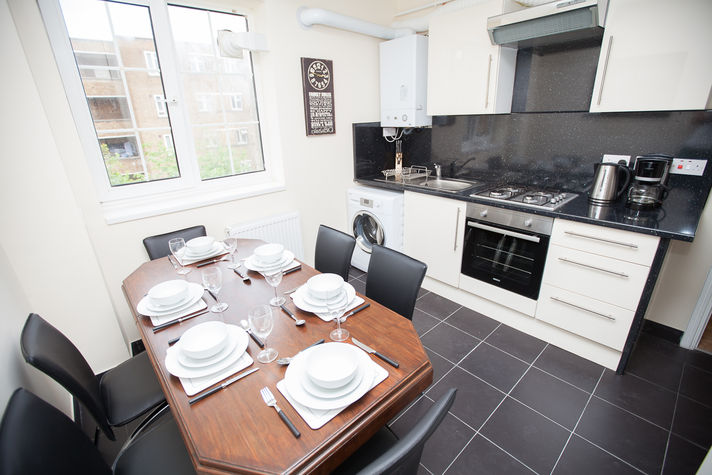 Kitchen with Oven, Fridge/Freezer, Microwave, Wash