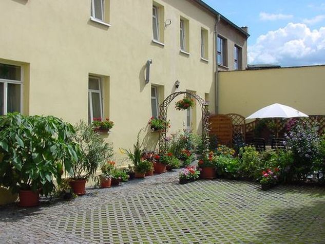 Parkplatz auf dem Grundstück