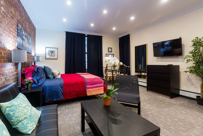 Overview of the living area with queen size bed
