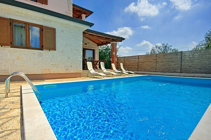 PoolOfHouse